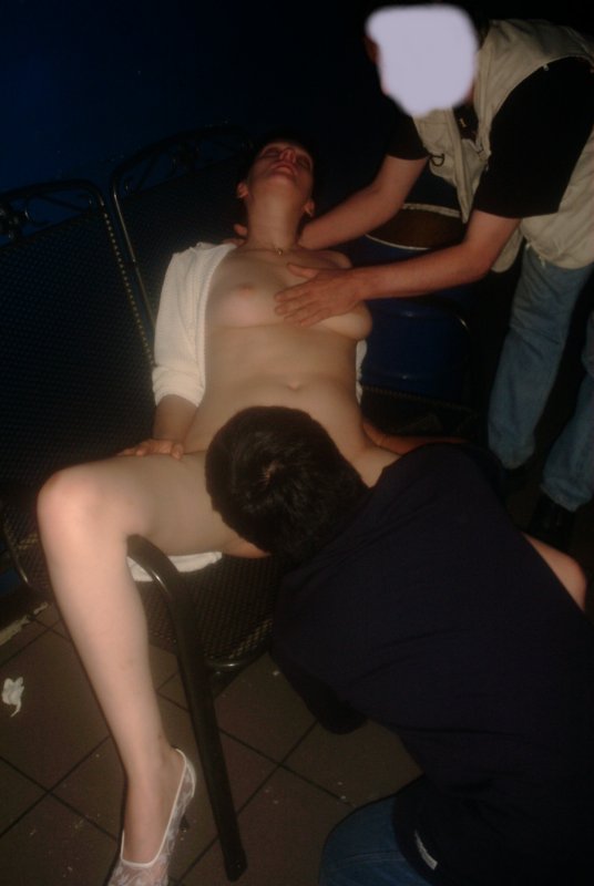 Yosh ayol ikki xoroz tomonidan sikiladi